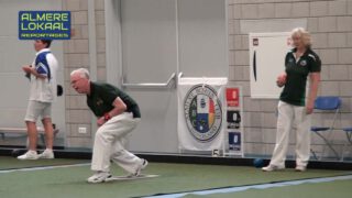 Bowls speler speelt de bowl