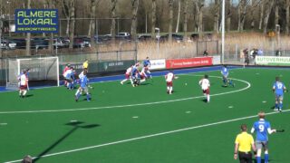 Hockeyers proberen te scoren