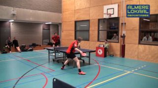 Spelers spelen tafeltennis