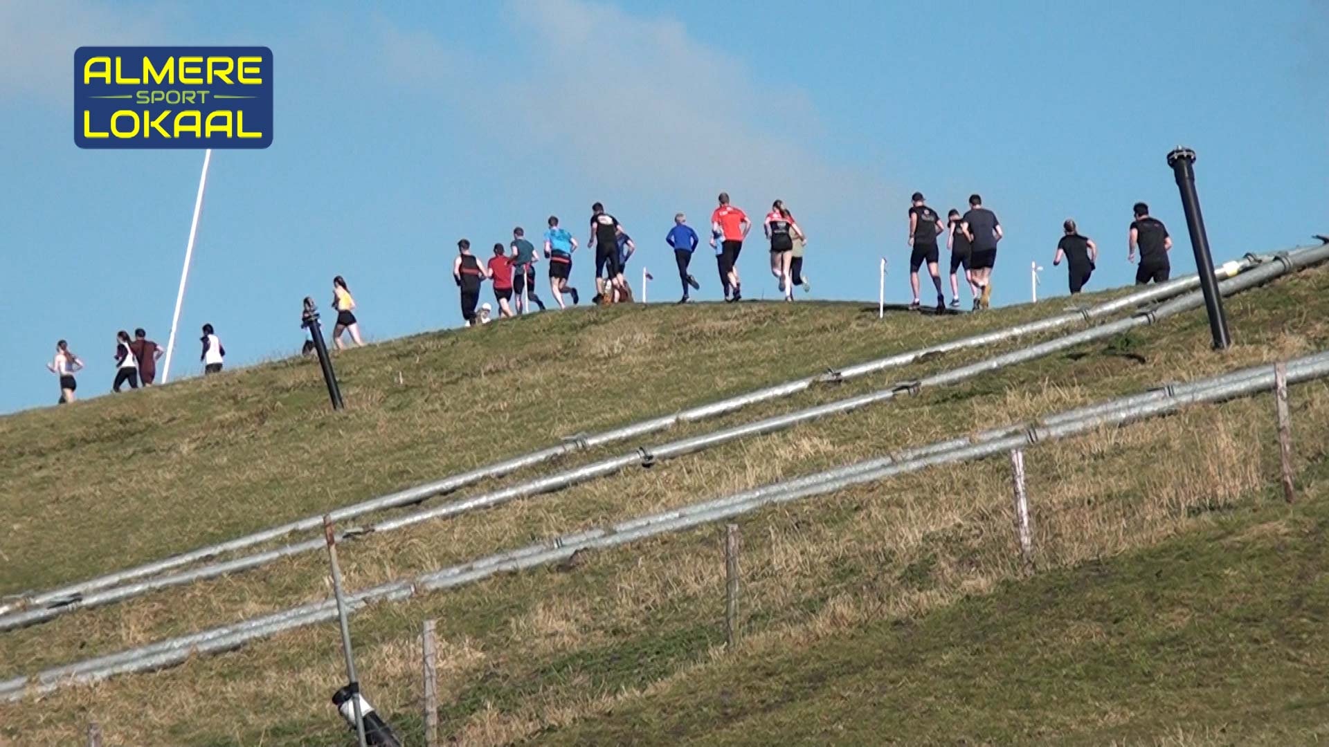 Deelnemers lopen over berg op Braambergen
