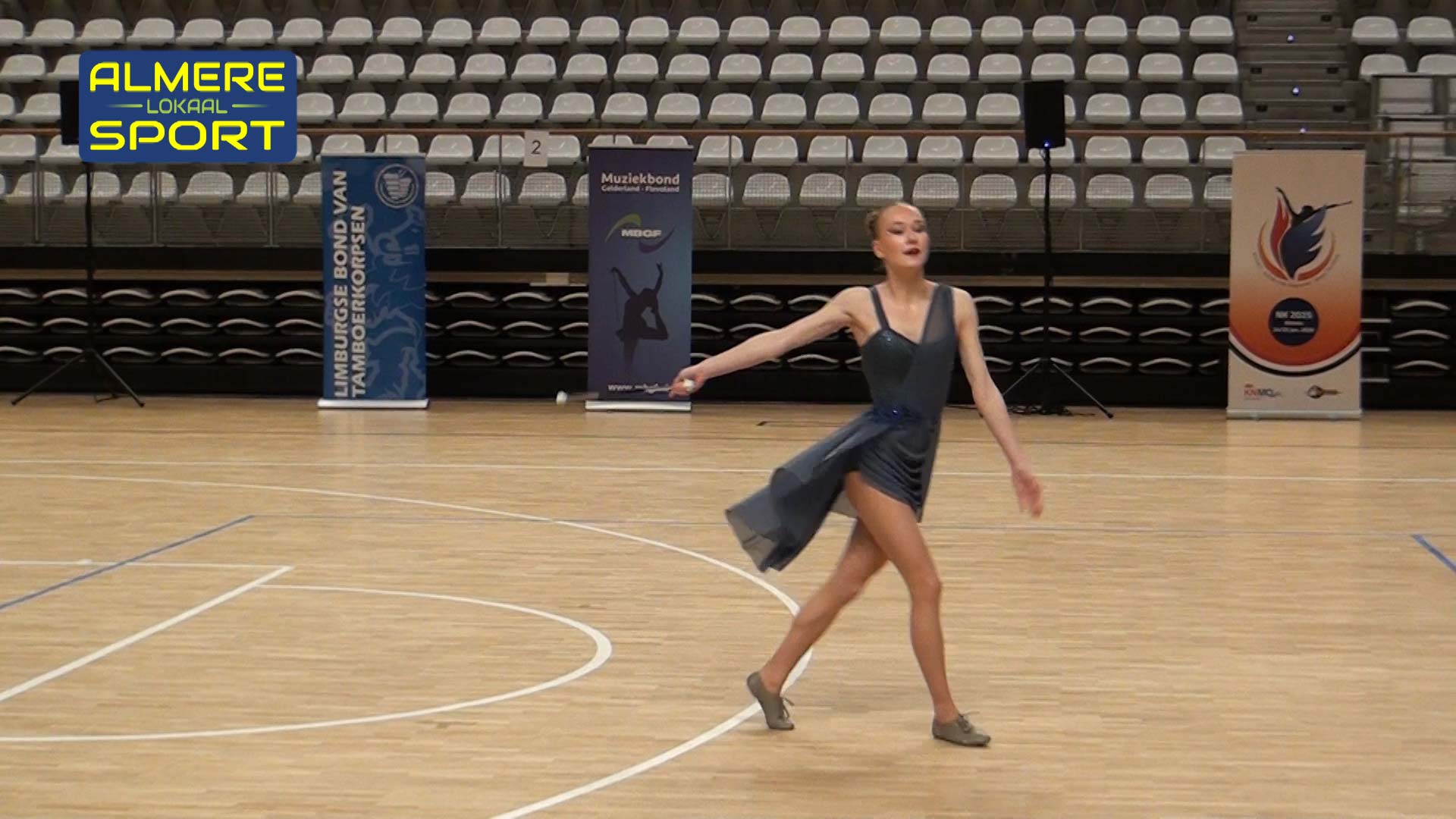 Dansende deelneemster NK Twirl.