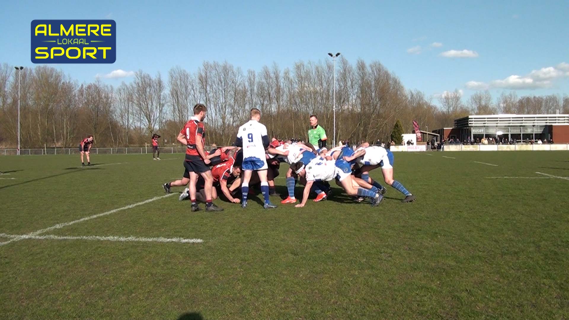 Een van de vele scrums tijdens de wedstrijd
